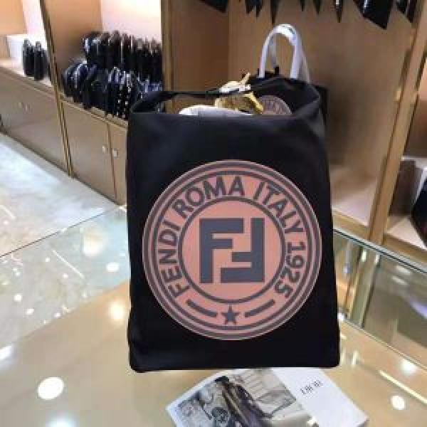 上品でファッション フェンディ大流行中  FENDI リュック 2026年秋冬シーズン