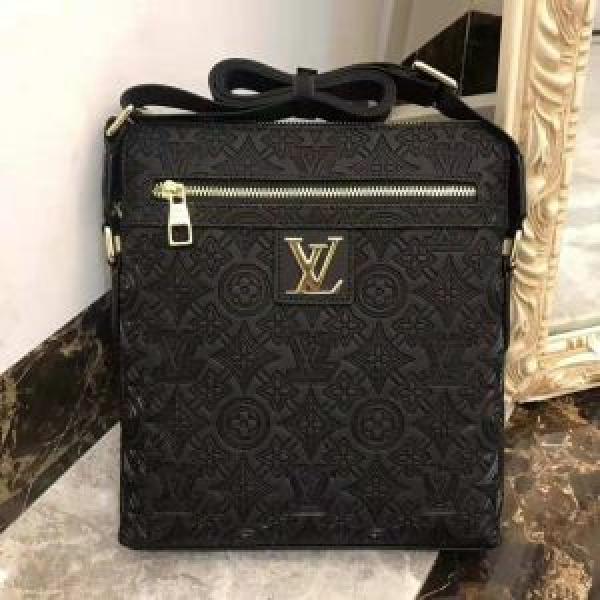 LOUIS VUITTON 圧倒的人気新着 ルイ ヴィトン  一味違うデザインショルダーバッグ