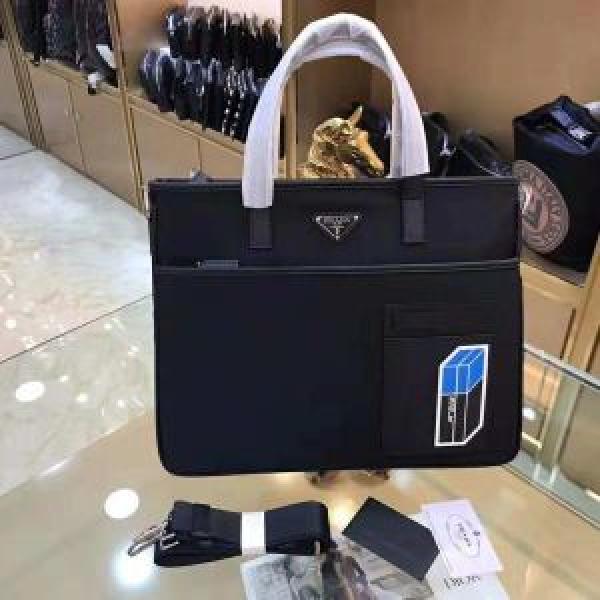 海外先行発売！プラダ秋冬大活躍  PRADA  18ＳＳ美品手持ち&ショルダー掛け今季新作登場