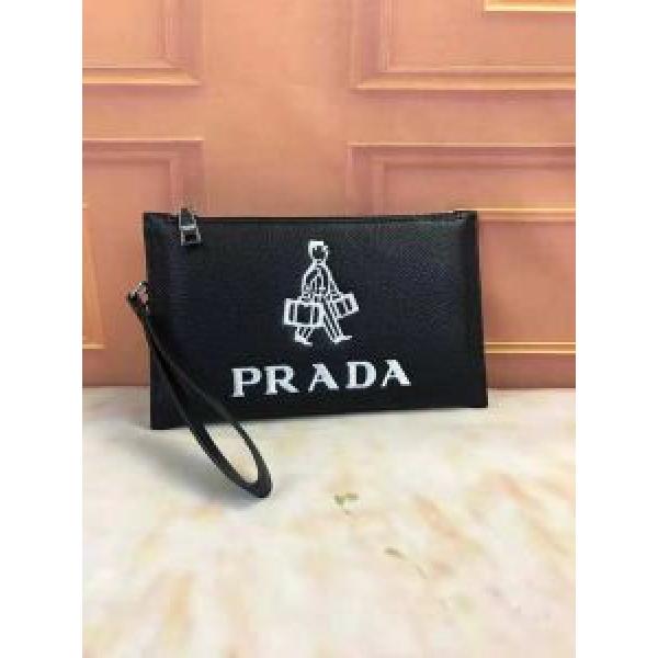 大流行中 プラダ流行っている  期間限定セール PRADA  ポーチ2026年秋冬シーズン