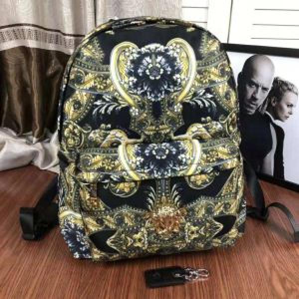 ファッショニスタ愛用リュック、バックパック  ヴェルサーチ長く使える！ VERSACE 2026年秋冬入荷