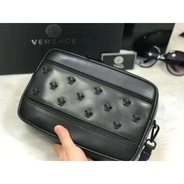 美品*入手困難 2026年秋冬入荷ユニークなヴェルサーチ最近人気一番！VERSACE ポーチ