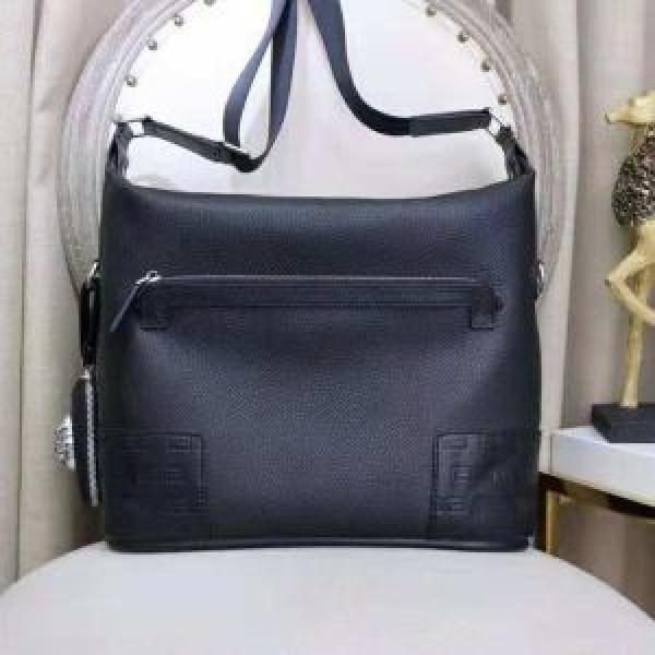 オシャレを満喫できる ヴェルサーチ 今年っぽくNEWファッション VERSACE ショルダーバッグ18ＳＳ美品