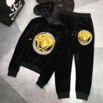 今季大人気新作登場 VERSACE ヴェルサーチ 上下セット最終数量限り！ 目前...