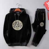 今年っぽくNEWファッション VERSACE ヴェルサーチ 上下セット 話題の新...