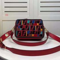 オシャレを満喫できる フェンディ FENDI ショルダーバッグ 3色可選 毎年流...