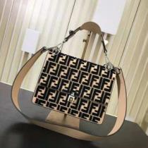 流行っている フェンディ FENDI 芸能人愛用 ショルダーバッグ 2026年秋...