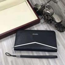 2026年秋冬シーズン PRADA カジュアルスタイルに プラダ 長財布大流行中