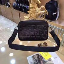 人目を引く存在感  ショルダーバッグ 目前の注目ブランド フェンディ FENDI 大人カジュアル