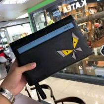 有名人同じアイテム フェンディしっかりとした  FENDI ポーチ 大胆なデザイ...