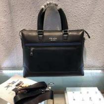 PRADA 手持ち&ショルダー掛け2026年秋冬シーズン カジュアルスタイルに ...
