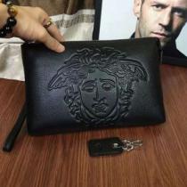 ヴェルサーチ個性的なモデル VERSACE ポーチ 2026年秋冬入荷人目を引く存在感