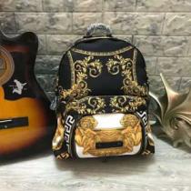 今季新作登場 リュック、バックパック VERSACE 希少性の高い ヴェルサーチ 2026年秋冬入荷