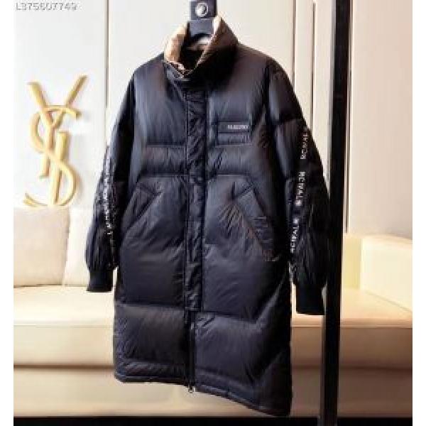 非常に人気の高い  MONCLER モンクレール ダウンジャケット ストリートで人気の高い