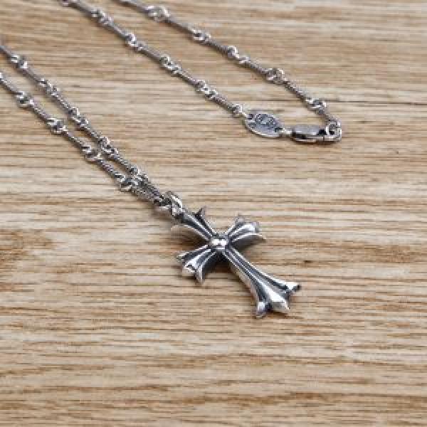 夏の大人カジュアルスタイル クロムハーツ CHROME HEARTS  ネックレス 大人っぽく着こなせる
