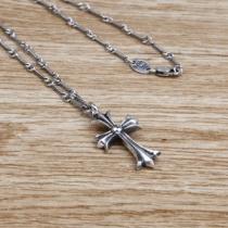 夏の大人カジュアルスタイル クロムハーツ CHROME HEARTS  ネックレ...