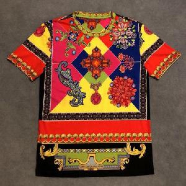 派手すぎず VERSACE ヴェルサーチ 半袖Tシャツ 2026春夏も引き続きトレンド 今人気の秘訣