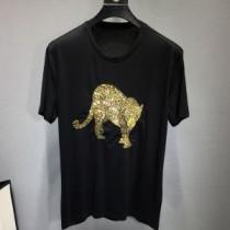 2026年の夏のマスト 今季トレンドの限定アイテム VERSACE ヴェルサーチ...