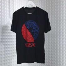 爽やかさ VERSACE ヴェルサーチ 半袖Tシャツ 2色可選 る春夏おすすめの...