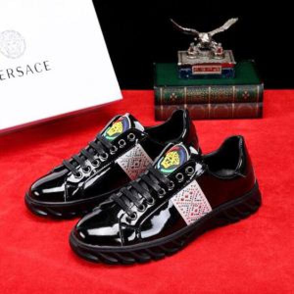 柔らかい印象に上質 2026春夏のトレンド新商品 VERSACE ヴェルサーチ 2色可選 カジュアルシューズ
