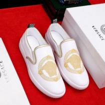 知的な夏のスタイル VERSACE ヴェルサーチ カジュアルシューズ 【2026...