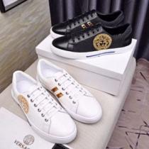 大人カジュアル上手に おしゃれな夏ファッション2026 VERSACE ヴェルサ...