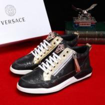 大人っぽく着こなし VERSACE ヴェルサーチ カジュアルシューズ 2026年...