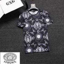目を引く存在感抜群 ヴェルサーチVERSACE 2026春夏の大注目トレンド T...
