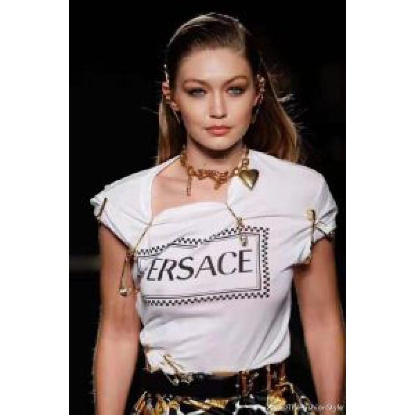 VERSACE ヴェルサーチ 半袖Tシャツ 《2026年》今、注目のストリート 絶妙にオシャレ人気アイテム