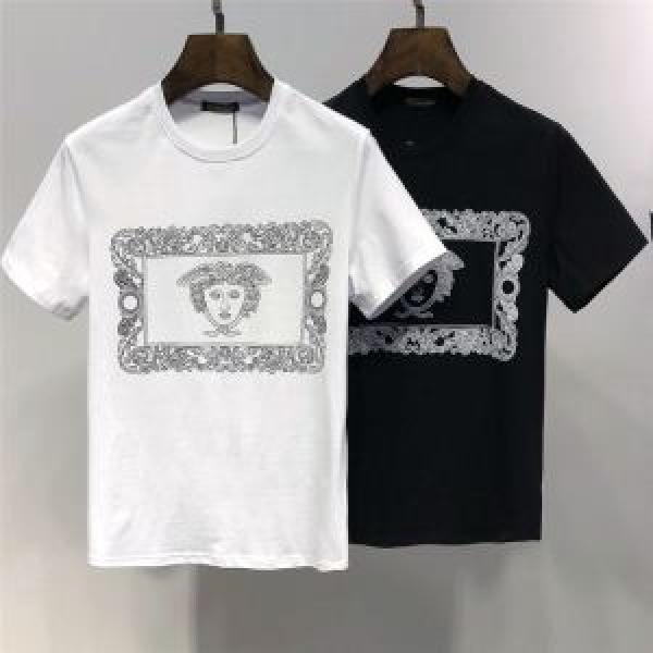 爽やかすぎない大人の印象に 2026年の夏のマスト VERSACE ヴェルサーチ 半袖Tシャツ 2色可選