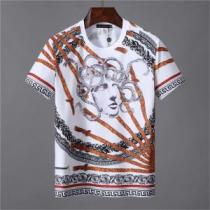 リラックス感のある着こなし VERSACE ヴェルサーチ 半袖Tシャツ 《202...