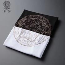 春夏らしい華やか 半袖Tシャツ  VERSACE ヴェルサーチ 2色可選 【20...
