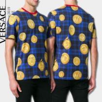 清涼感とカジュアルスタイル 2026年の春夏に着たい VERSACE ヴェルサー...
