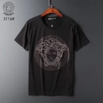 VERSACE ヴェルサーチ 半袖Tシャツ 2色可選 2026SSのトレンド商品...