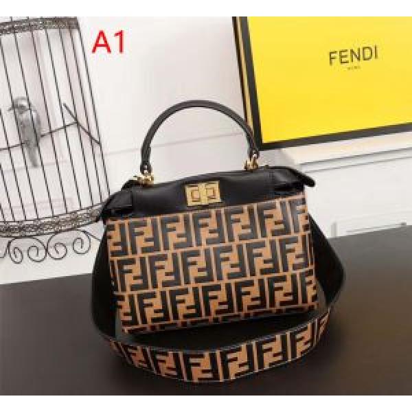 2026春夏も引き続きトレンド 春夏の流行りトップス フェンディ FENDI ハンドバッグ  2色可選