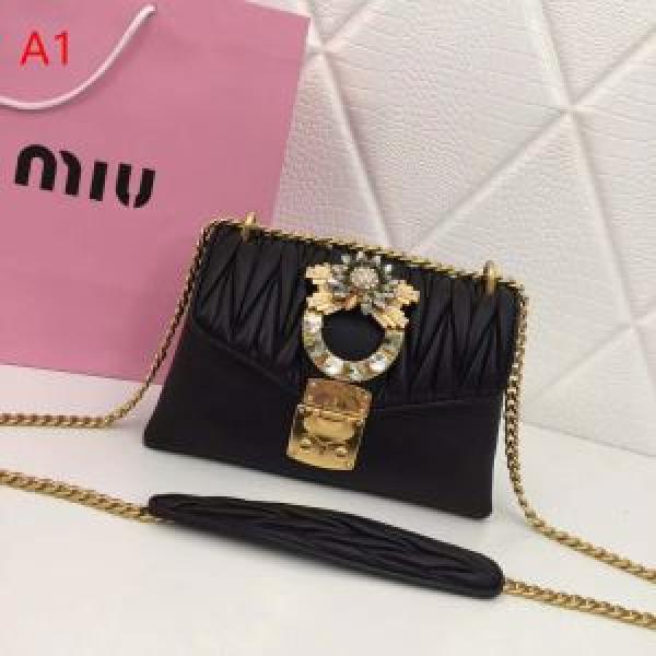 ミュウミュウ MIUMIU 斜め掛けバッグ 4色可選 2026春夏トレンドアイテム 今っぽく新作アイテム