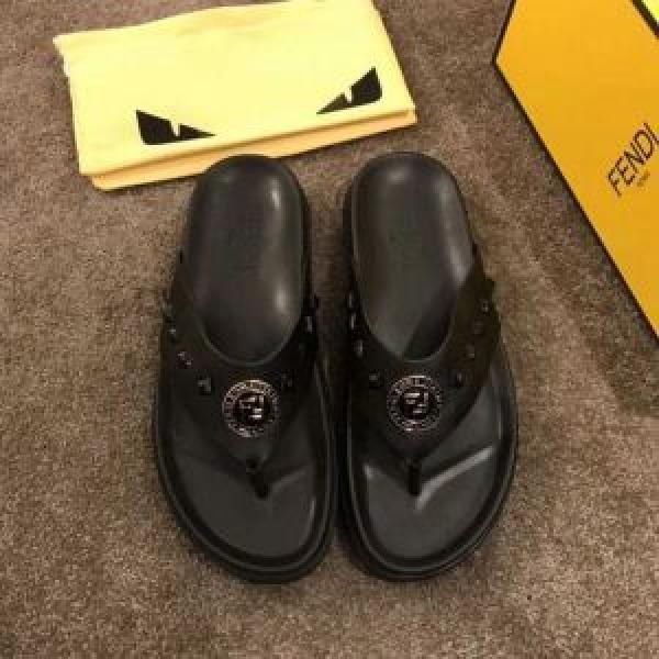 おしゃれな夏ファッションFENDI サンダル夏らしい季節感 2026 フェンディ