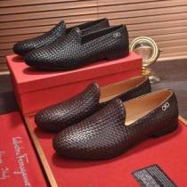 【2026年】夏のファッション FERRAGAMO 夏に良く似合うちょっと新品ビ...