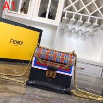 今流行りの最新コレクション 2026春夏は人気定番 フェンディ FENDI 斜め...