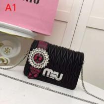 今季は特に注目ファション ミュウミュウ MIUMIU 斜め掛けバッグ 3色可選 2026SSのトレンド商品