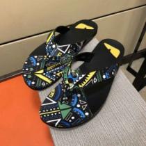 海外セレブは大人気 フェンディ FENDI 2026春夏トレンドアイテム トングサンダル春夏らしい爽やかさ