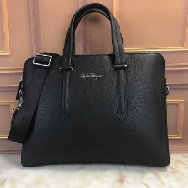 2026年最新ファッション 今から夏まで活躍する サルヴァトーレフェラガモ FERRAGAMO ビジネスバッグ