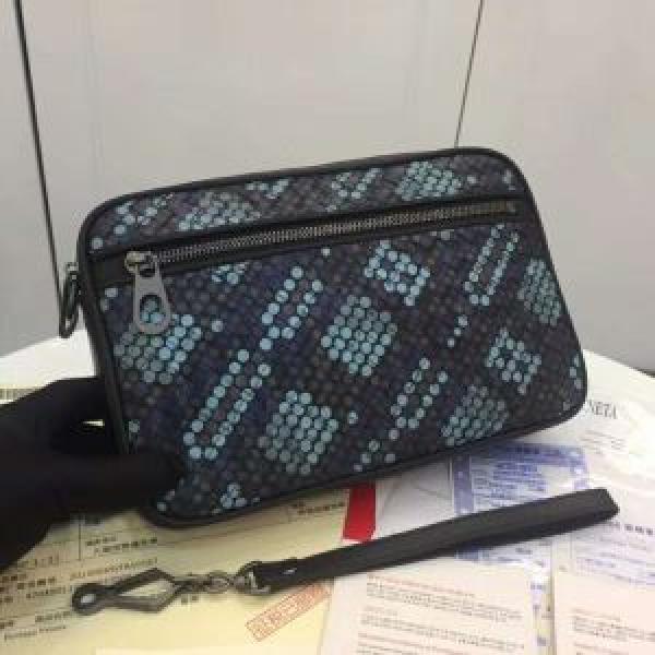 ポーチ 大人カジュアル夏ファッション2026 ボッテガ ヴェネタ BOTTEGA VENETA 暑い季節も大活躍