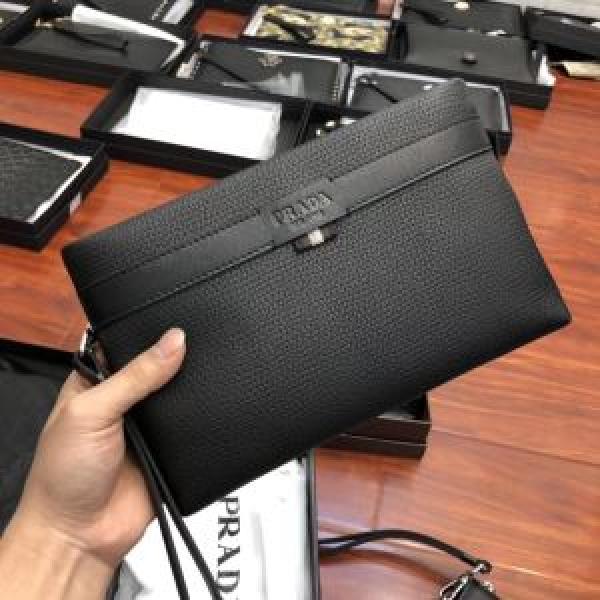 ポーチ オススメしたい最新注目ファション おしゃれな夏ファッション2026 プラダ PRADA