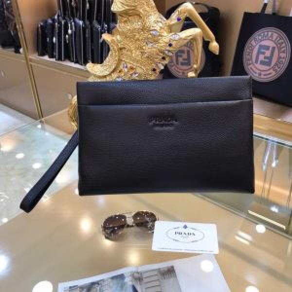 人気夏ファションおすすめ 大人カジュアル夏ファッション2026 プラダ PRADA ポーチ