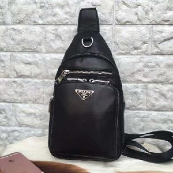 2026年の夏のマスト プラダ PRADA ショルダーバッグ 素敵なスタイルで夏の定番