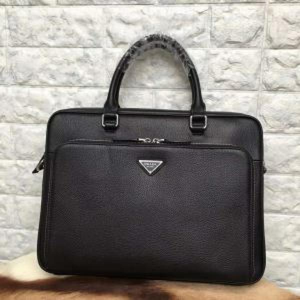 ビジネスバッグ 大人カジュアル夏ファッション2026 春夏の流行りトップス プラダ PRADA