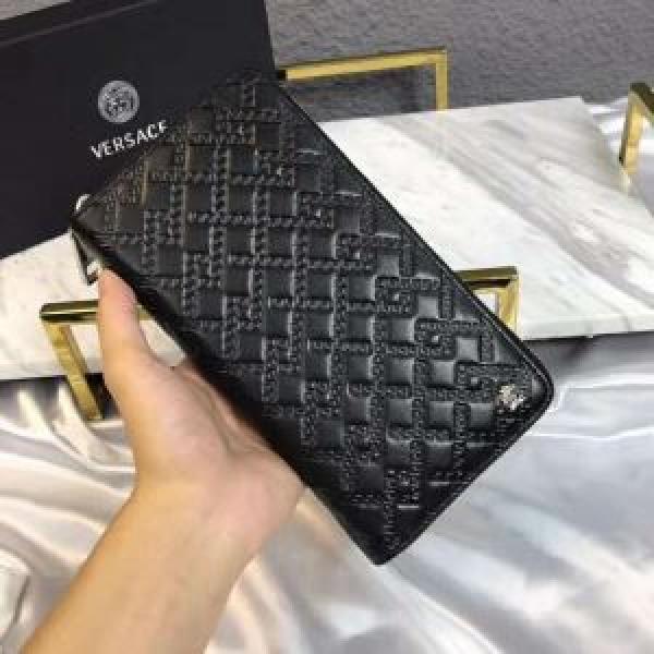2026年春夏流行ファッション 大人の可愛さを引き立て ヴェルサーチVERSACE 財布