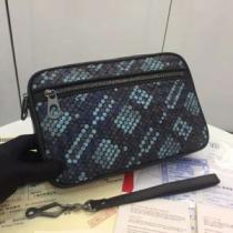 ポーチ 大人カジュアル夏ファッション2026 ボッテガ ヴェネタ BOTTEGA VENETA 暑い季節も大活躍