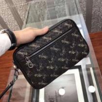 大人カジュアル夏ファッション2026 今流行のストリート上品 ボッテガ ヴェネタ BOTTEGA VENETA ポーチ